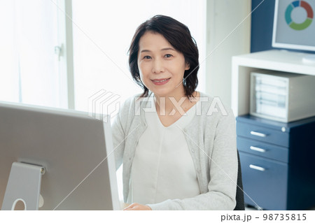 パソコン作業をするミドル女性 98735815