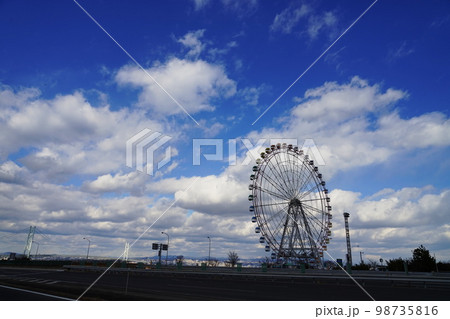 青い空と観覧車 青い空と観覧車 98735816