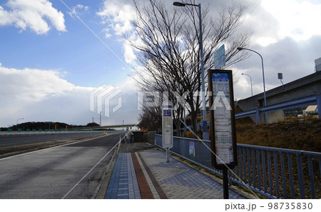 高速バス停の風景 98735830
