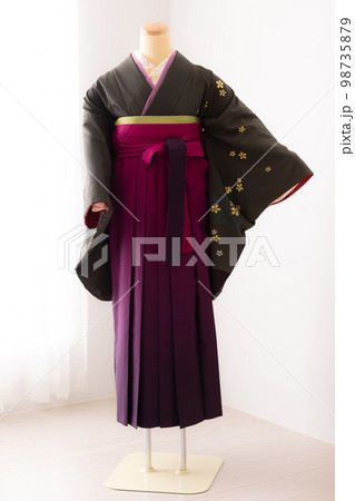 小振袖と袴を着付けたトルソー 98735879