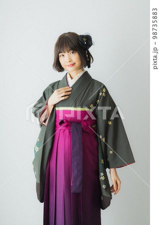 袴の女性 98735883