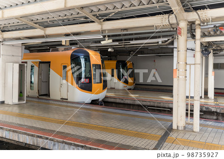 近鉄京都駅の人がいないプラットフォーム 近鉄京都駅の人がいないプラットフォーム 98735927