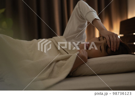 冷え症・風邪・寒気がして眠れない女性 冷え症・風邪・寒気がして眠れない女性 98736123