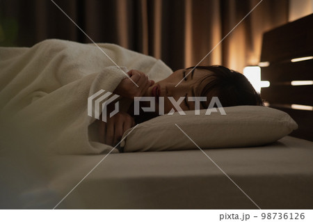 冷え症・風邪・寒気がして眠れない女性 冷え症・風邪・寒気がして眠れない女性 98736126