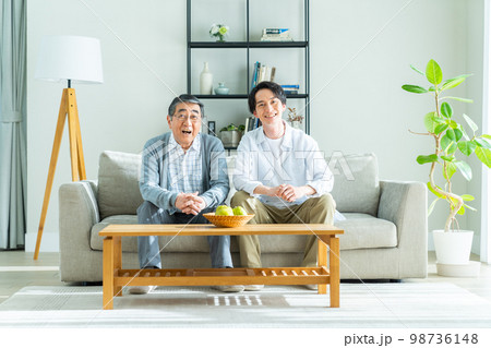 親子の男性 98736148