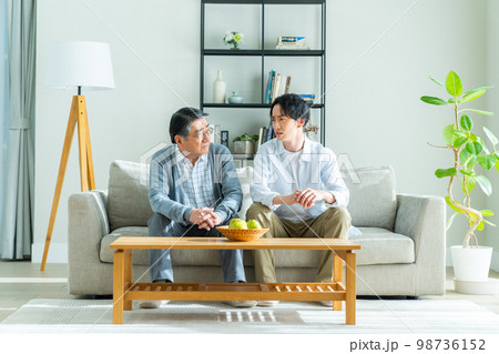 親子の男性 98736152