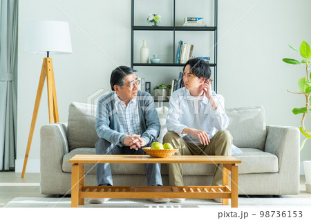 親子の男性 98736153