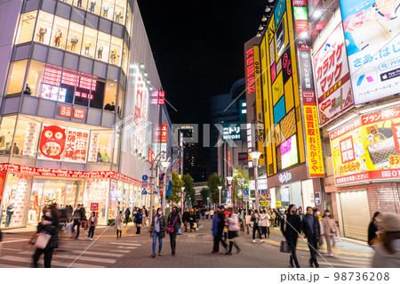 《東京都》池袋サンシャイン通り・賑わう夜の繁華街 98736208