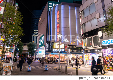 《東京都》池袋サンシャイン通り・賑わう夜の繁華街 《東京都》池袋サンシャイン通り・賑わう夜の繁華街 98736213
