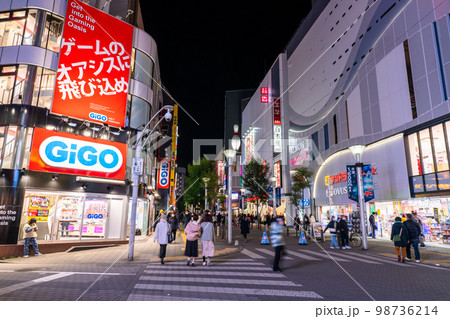 《東京都》池袋サンシャイン通り・賑わう夜の繁華街 《東京都》池袋サンシャイン通り・賑わう夜の繁華街 98736214