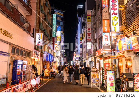 《東京都》池袋サンシャイン通り・賑わう夜の繁華街 98736216