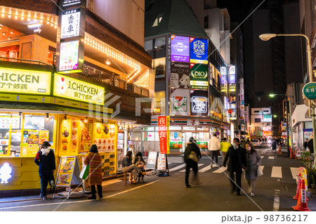 《東京都》池袋サンシャイン通り・賑わう夜の繁華街 98736217
