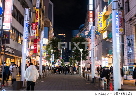 《東京都》池袋サンシャイン通り・賑わう夜の繁華街 98736225