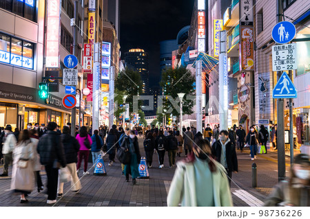 《東京都》池袋サンシャイン通り・賑わう夜の繁華街 98736226