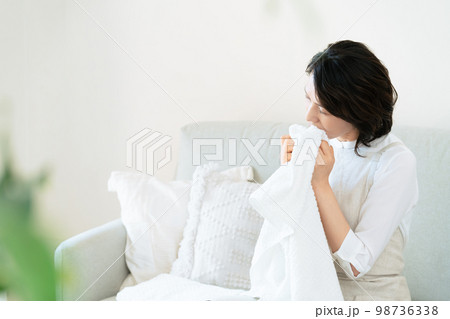 洗ったタオルの匂いを確認する女性 洗ったタオルの匂いを確認する女性 98736338