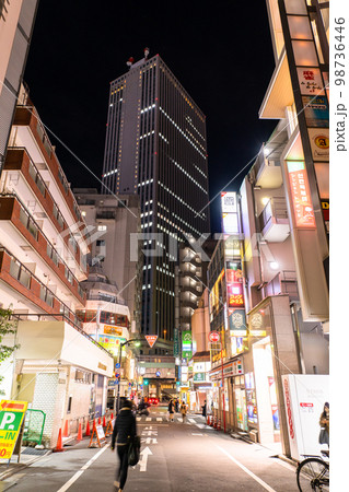 《東京都》池袋サンシャインビルと路地の飲食店街 《東京都》池袋サンシャインビルと路地の飲食店街 98736446