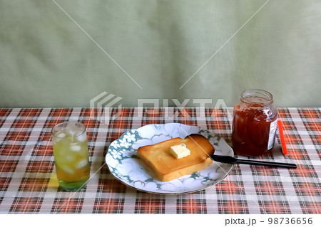 朝食のジャムトーストと紅茶 朝食のジャムトーストと紅茶 98736656