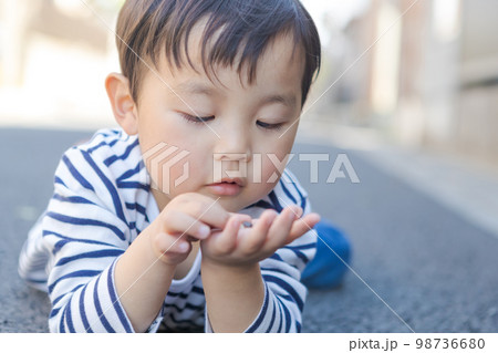 3 years old 98736680