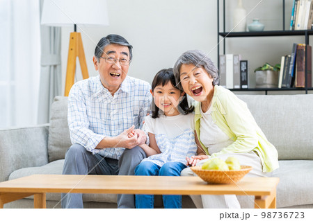 リビングで団らんする孫娘と祖父母 98736723