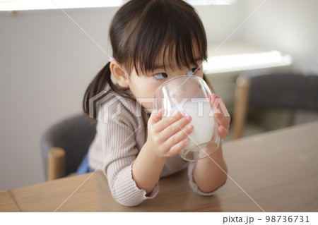 牛乳を飲む女の子 98736731