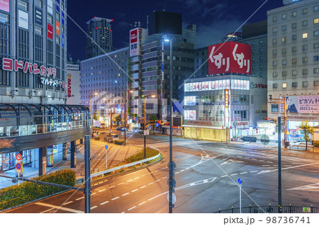 大阪梅田　早朝の芝田交差点 98736741