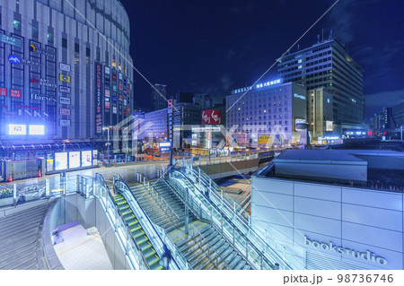 大阪梅田 　早朝のカリヨン広場　JR大阪駅と阪急をつなぐ連絡橋周辺 98736746