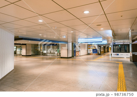 阪急大阪梅田駅 早朝の阪急三番街 連絡通路 阪急大阪梅田駅 早朝の阪急三番街 連絡通路 98736750