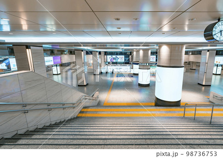 阪急大阪梅田駅　早朝の阪急三番街　中央改札口への大階段　コンコース 98736753