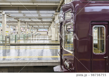 阪急電鉄　大阪梅田駅　ホーム 98736755