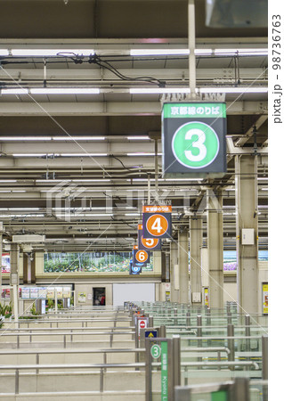 阪急電鉄　大阪梅田駅　ホーム 98736763