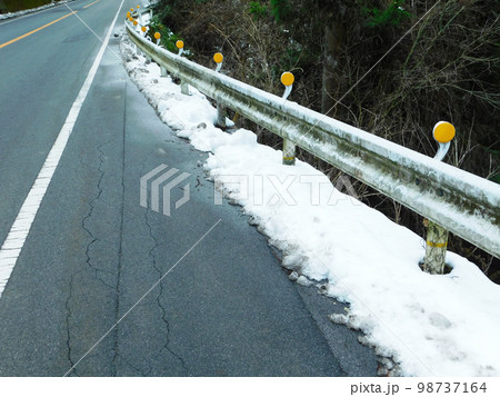 ガードレール下に残った雪 ガードレール下に残った雪 98737164