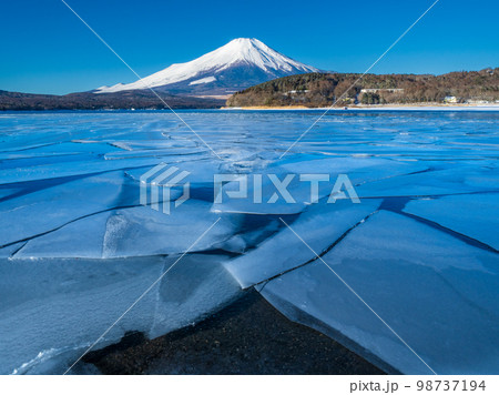 山中湖畔に寄せる流氷と富士山 山中湖畔に寄せる流氷と富士山 98737194