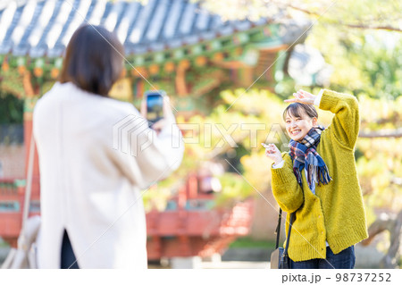 スマホで記念写真を撮る若い女性 98737252