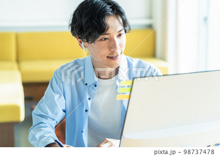 リモートワークする若い男性 98737478