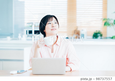 テレワーク中に休憩する女性。 98737557