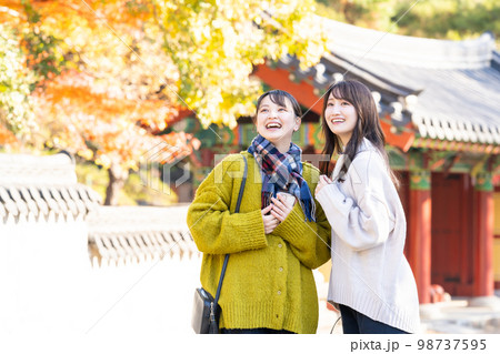 女子旅　旅行　若い女性 98737595