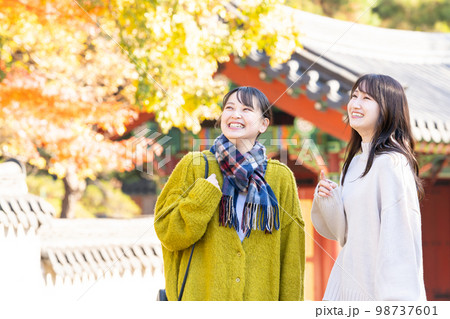 女子旅　旅行　若い女性 98737601