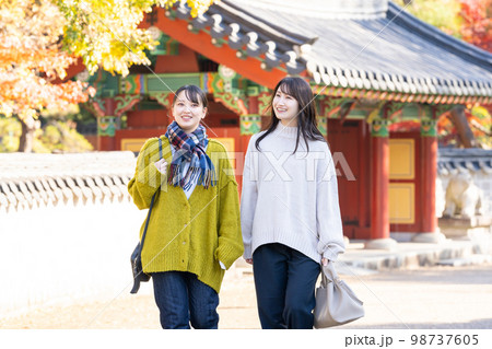 女子旅　旅行　若い女性 98737605