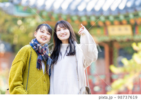 女子旅　旅行　若い女性 98737619