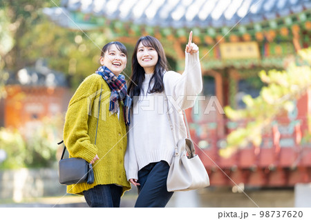 女子旅　旅行　若い女性 98737620