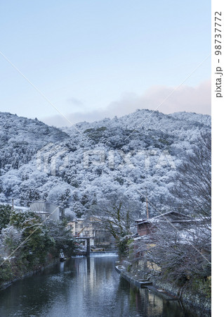 雪景色の嵐山　大堰川分流の中ノ島橋からの風景 98737772