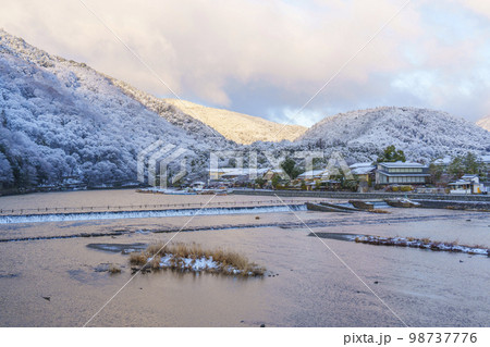 雪化粧をした京都嵐山 渡月橋 雪化粧をした京都嵐山 渡月橋 98737776