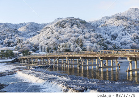 雪化粧をした京都嵐山　渡月橋 98737779