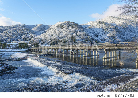 雪化粧をした京都嵐山　渡月橋 98737783