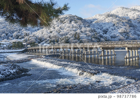 雪化粧をした京都嵐山 渡月橋 雪化粧をした京都嵐山 渡月橋 98737786