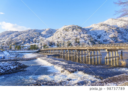 雪化粧をした京都嵐山　渡月橋 98737789