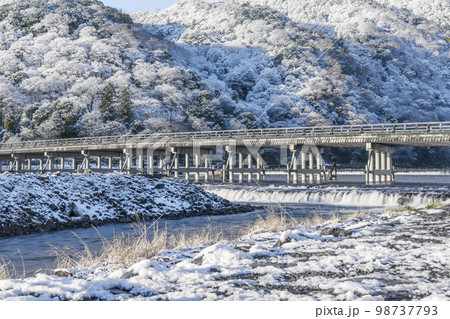 雪化粧をした京都嵐山　渡月橋 98737793