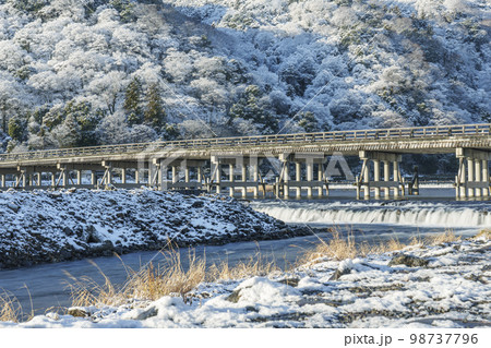 雪化粧をした京都嵐山　渡月橋 98737796
