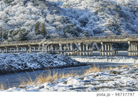 雪化粧をした京都嵐山　渡月橋 98737797