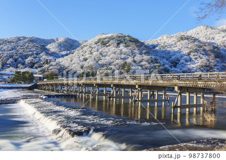 雪化粧をした京都嵐山　渡月橋 98737800
